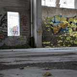 ...e l'interno sembra essere tuttora frequentato: sui muri spiccano graffiti dai colori ancora vivaci, segno che sono stati disegnati da poco...